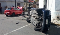 Se vuelca automóvil en el Centro Histórico