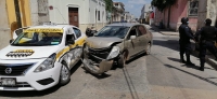 Taxi protagoniza siniestro vial en el centro de M&eacute;rida&nbsp;