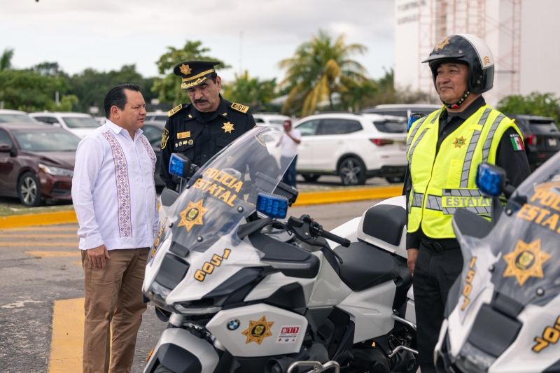 Díaz Mena entrega motocicletas patrulla a la SSP