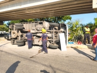 Vuelca camión en Periférico