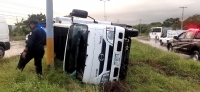 Dormita al volante y se vuelca en la M&eacute;rida-Um&aacute;n