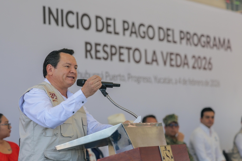 Díaz Mena entrega apoyos económicos a pescadores