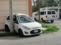 Siniestro vial en la colonia M&eacute;xico deja da&ntilde;os materiales