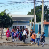 Evacúan primaria tras incendio de tienda de ropa