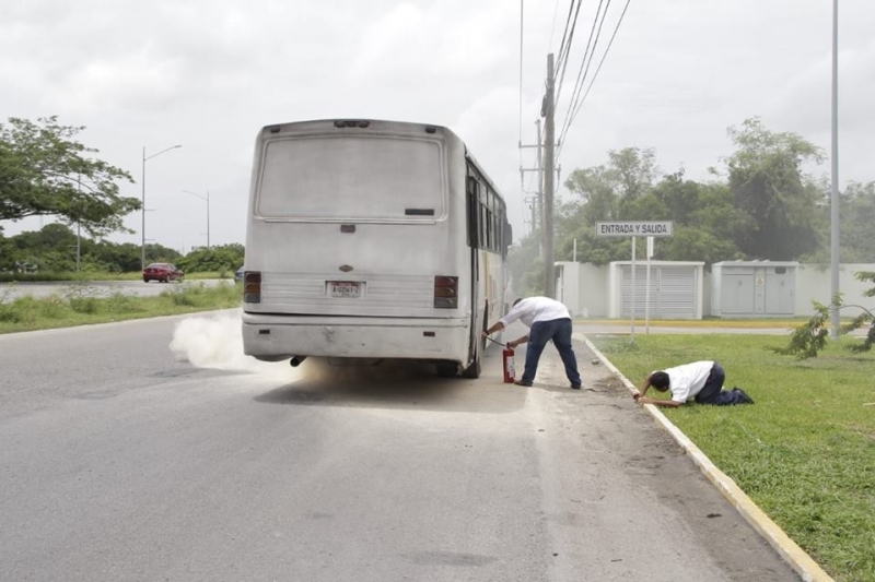 Se incendia autobús frente al Congreso del Estado