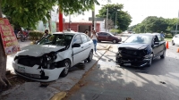 Siniestro vial en la M&eacute;rida 2000 deja da&ntilde;os materiales&nbsp;