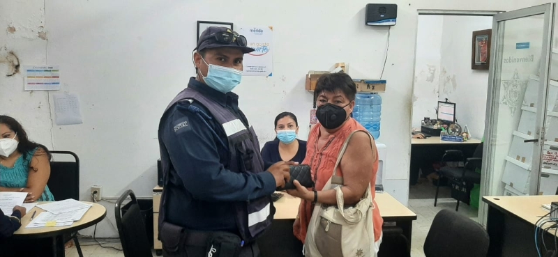 Policía reintegra cartera a ciudadana