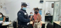 Policía reintegra cartera a ciudadana