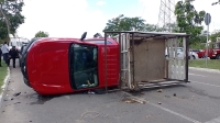 Camioneta invade carril y choca con cami&oacute;n urbano&nbsp;en Los H&eacute;roes