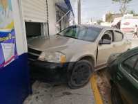 Automóvil termina en sala de espera de consultorio médico