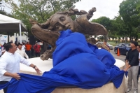 Javier Marín dona escultura a Mérida