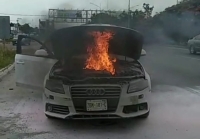 Arde en llamas autom&oacute;vil de lujo en Perif&eacute;rico de M&eacute;rida