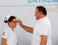 Entrega Comuna m&aacute;s de 8 mil lentes en programa "Ve por M&eacute;rida"