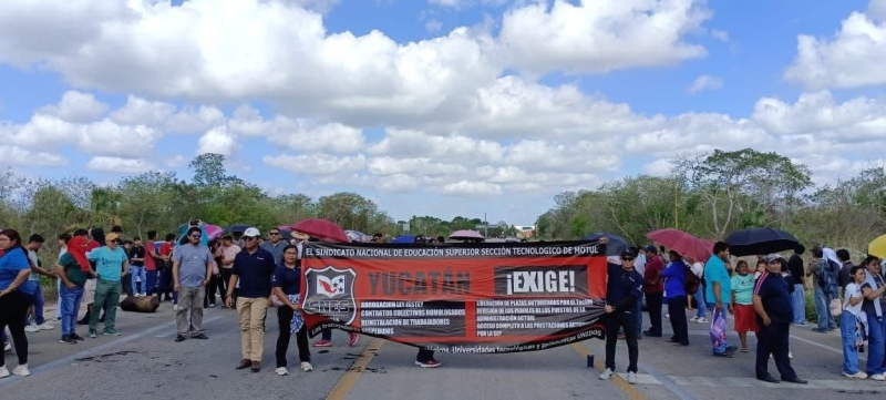Bloquean estudiantes y docentes la carretera Mérida-Motul