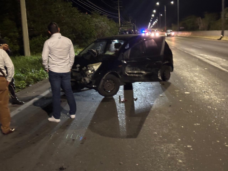 Camión ocasiona choque y huye