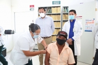 Inicia vacunaci&oacute;n contra coronavirus a adultos mayores de Kaua