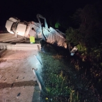 Vuelca camión con explosivos en la Mérida-Cancún