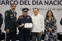 Díaz Mena reconoce labor de bomberos y paramédicos