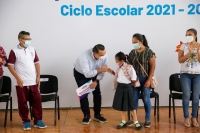 Ren&aacute;n Barrera fortalece condiciones de estudiantes