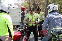 Verifican que motociclistas cumplan con el reglamento