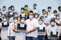 Ren&aacute;n Barrera cumple con promesa hecha a 47 comisar&iacute;as