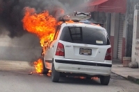 Arde veh&iacute;culo en Kanas&iacute;n