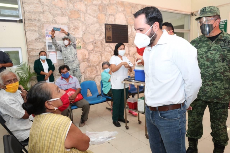 Gobernador supervisa aplicación de vacunas contra Covid en Tixkokob