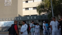 Protesta laboral en cl&iacute;nica Issste de Pensiones