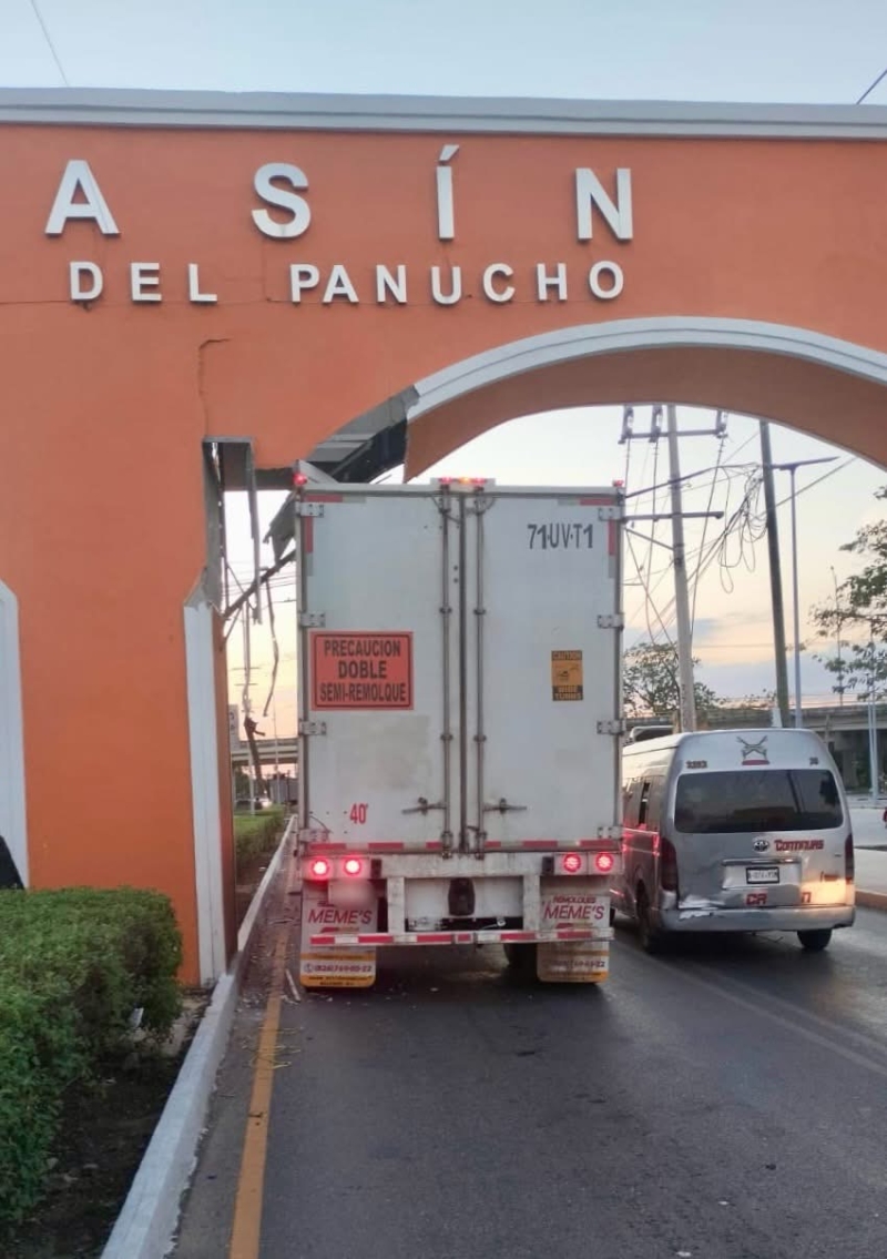 Trailer impacta arco  en Kanasín