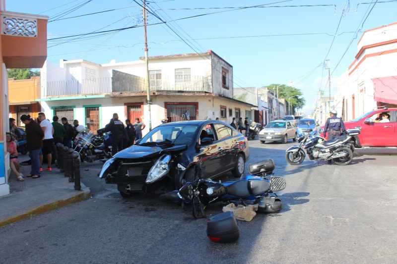 Aparatoso accidente en Centro de Mérida deja dos lesionados