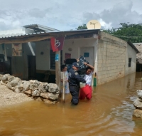 Polic&iacute;as auxilian a comunidad de Tekax afectada por lluvias