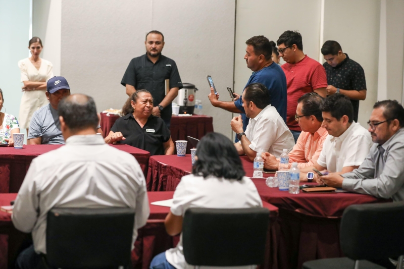 Autoridades mantienen diálogo con artesanos de Chichén
