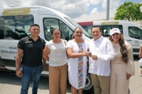 D&iacute;az Mena entrega unidades de traslado