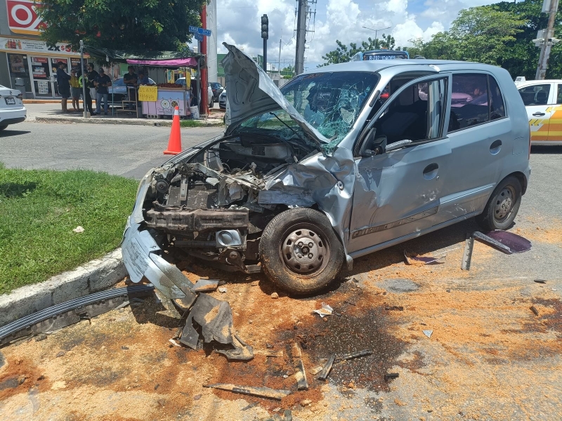 Choque en avenida Yucatán deja daños materiales