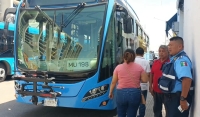 Camión del Va y Ven tira poste en choque