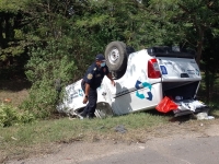 Camioneta oficial vuelca en el Perif&eacute;rico de M&eacute;rida