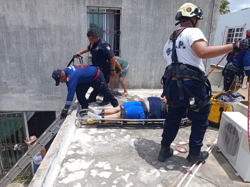 Hombre cae de escualera