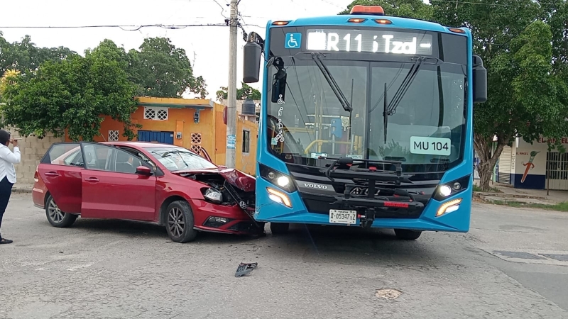 Vehículo impacta a Va y Ven