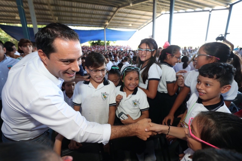 Entrega Mauricio Vila lentes gratuitos