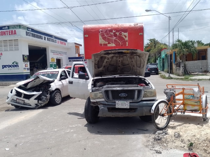 Taxi del FUTV choca contra camioneta en la Castilla Cámara 