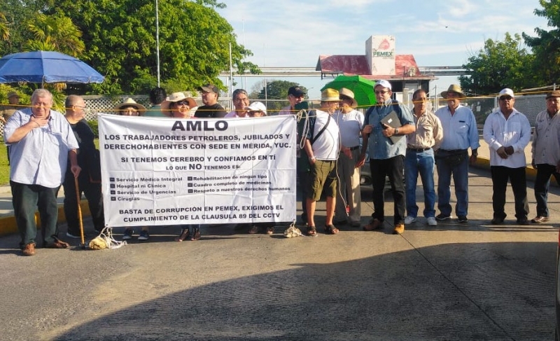 Jubilados bloquean de nuevo terminal de Pemex de Umán