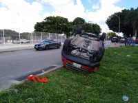 Video: Aparatosa volcadura deja dos lesionados