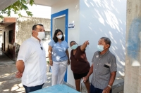 Alcalde entrega apoyo de cuarto para ba&ntilde;o a familia de Sambul&aacute;