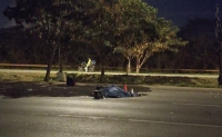 Derrapa su motocicleta en Perif&eacute;rico y muere