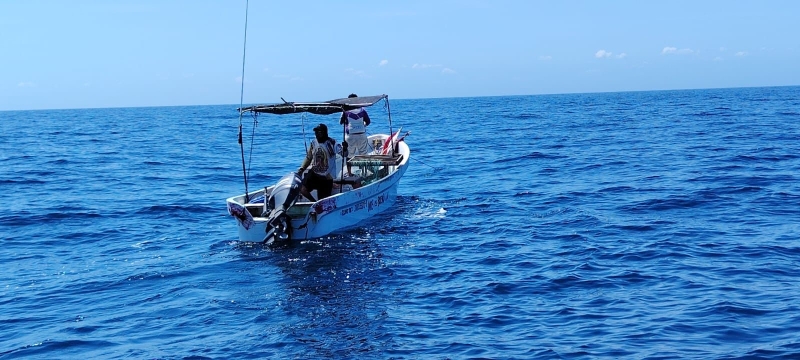 Rescatan a pescadores en Telchac Puerto