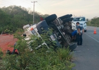 Dormita al  volante y se vuelca