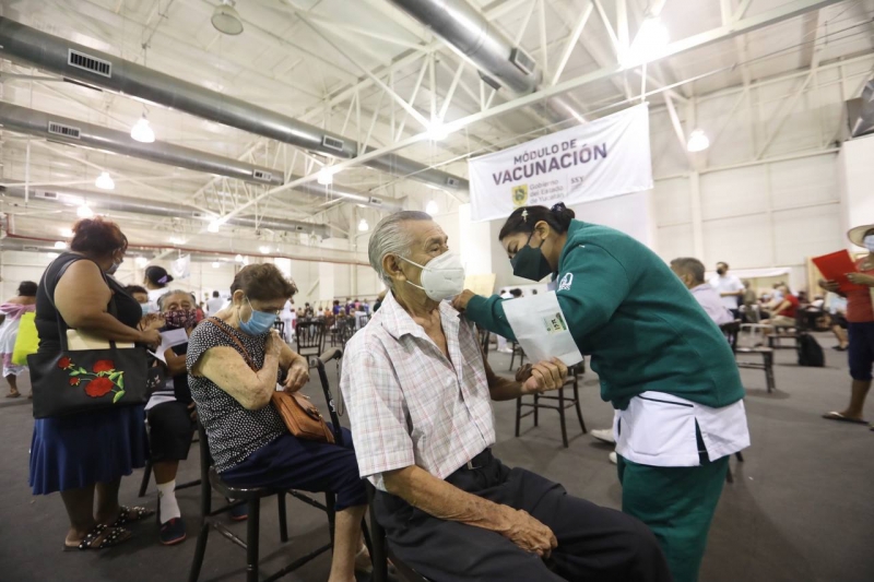 Adultos mayores de 24 municipios reciben tercera dosis