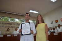 Vila recibe constancia de mayor&iacute;a, ya es gobernador electo