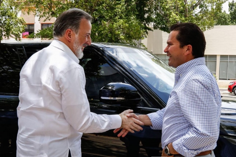 Reaparece Meade en Mérida y se reúne con Sahuí