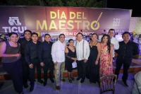 Festeja "Huacho" a docentes del Sur